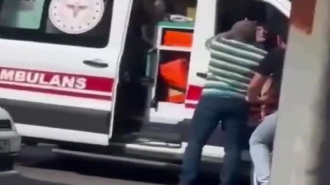 Hastayı görmeyene kadar ambulansa yol vermedi