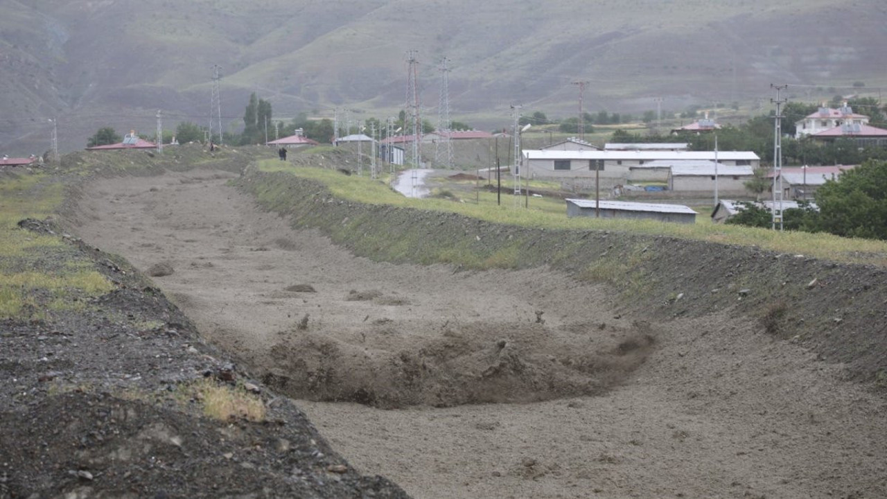 Selden gelen çamur köyü kapladı