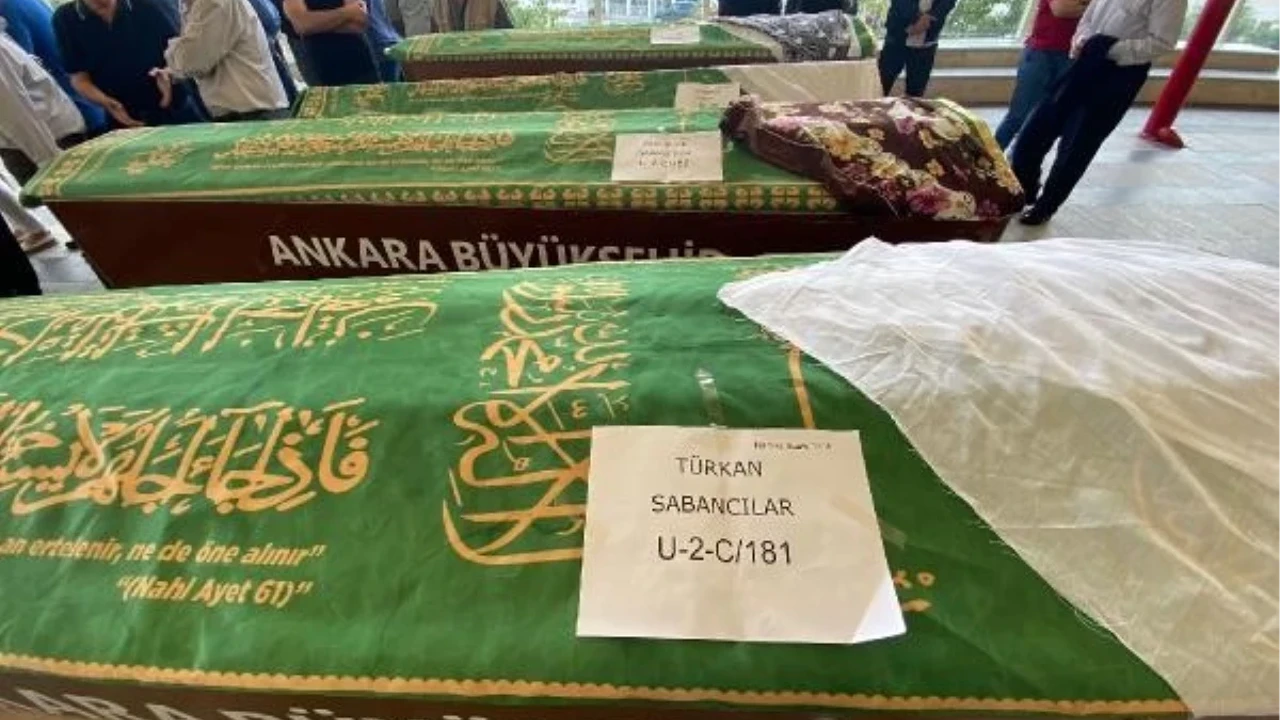 Böcek ilacından zehirlenen anne ile kızı toprağa verildi