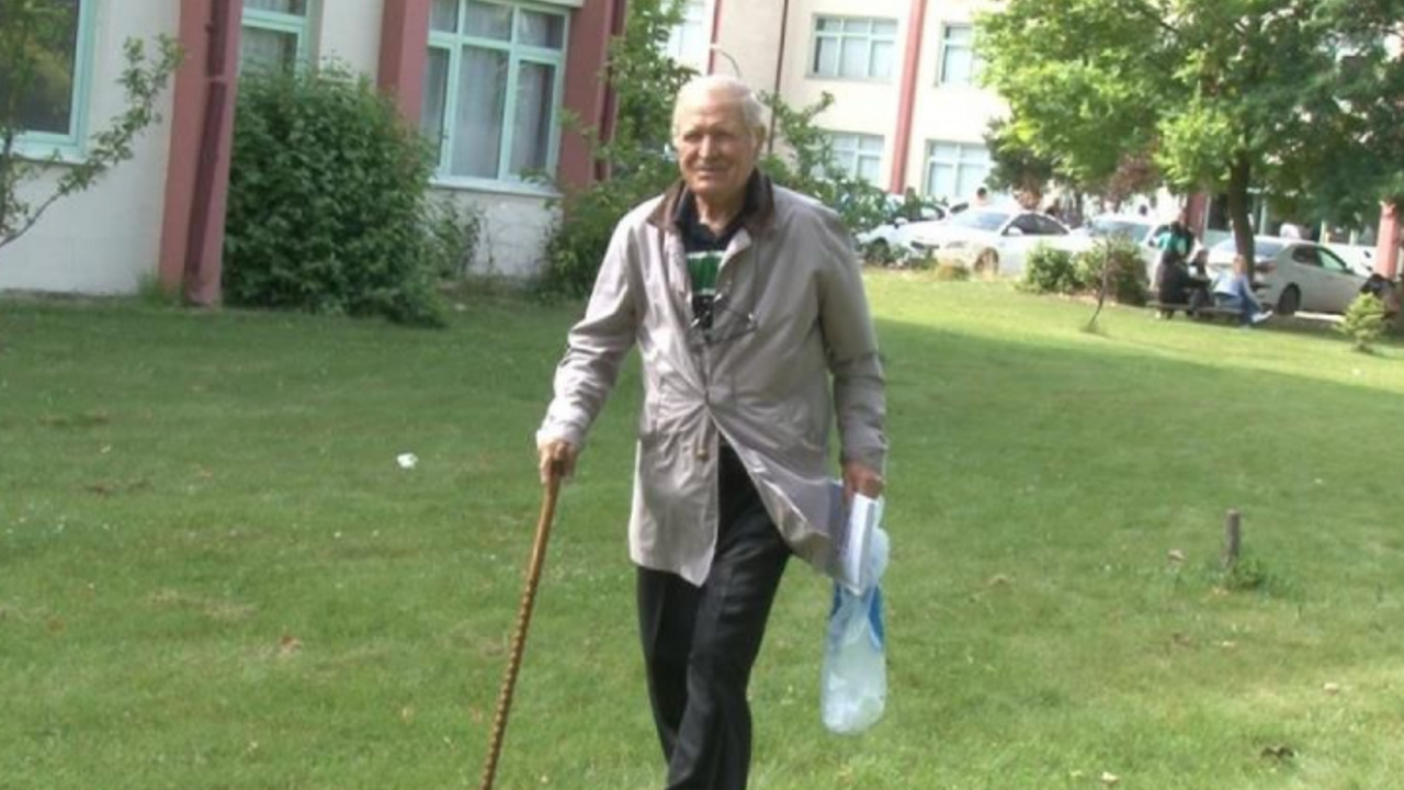 80 yaşındaki amca üniversite sınavına elinde bastonuyla girdi. 'Okumanın yaşı yok' dedi