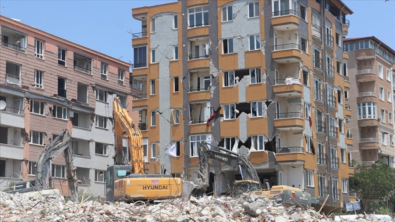 Hatay'da ağır hasarlı binaların yıkımı sürdü (18 Haziran 2023)