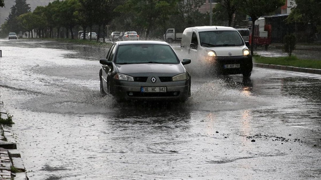 Kayseri'yi sağanak vurdu: Cadde ve sokaklar göle döndü, bahçeleri su bastı