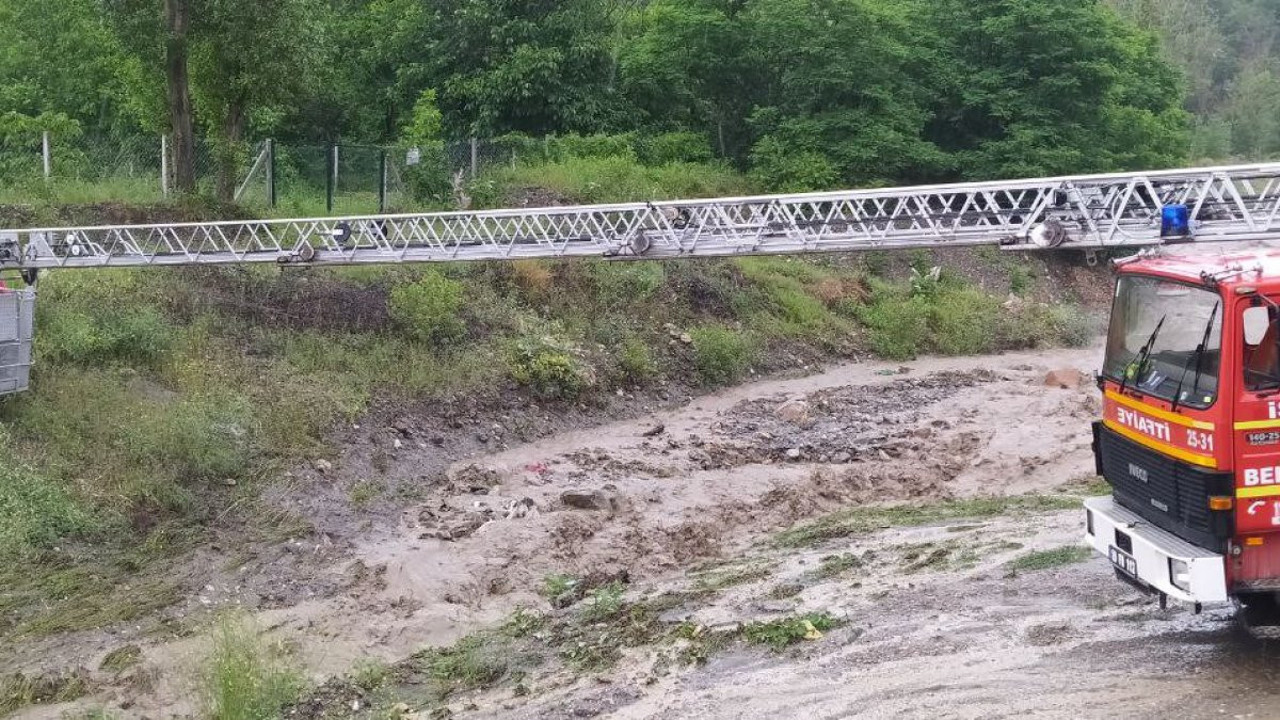Selde mahsur kalan aileyi itfaiye ekipleri kurtardı