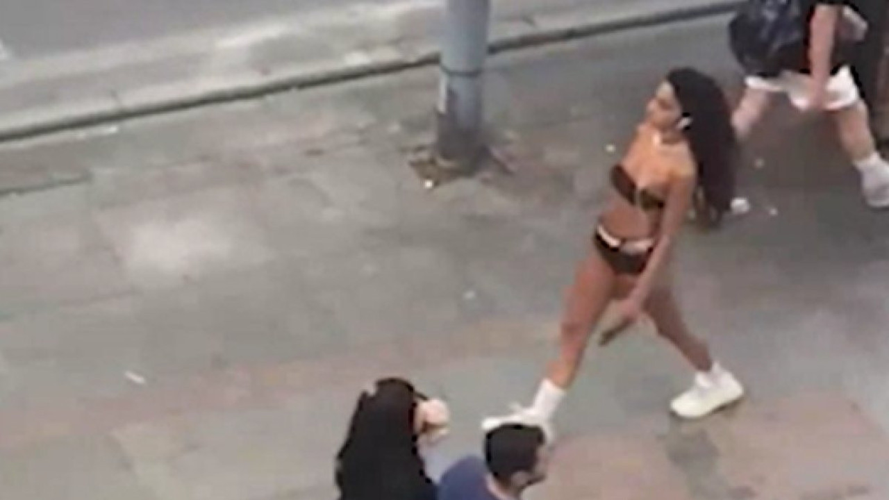 Gizemli kadının gizemli yürüyüşü. Her gün aynı saatte aynı yerde şekilde