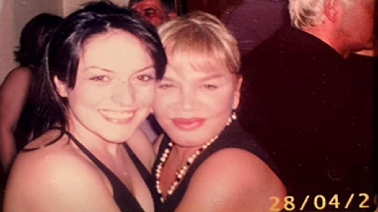 Ezgi Mola ve Sezen Aksu'dan yanak yanağa poz