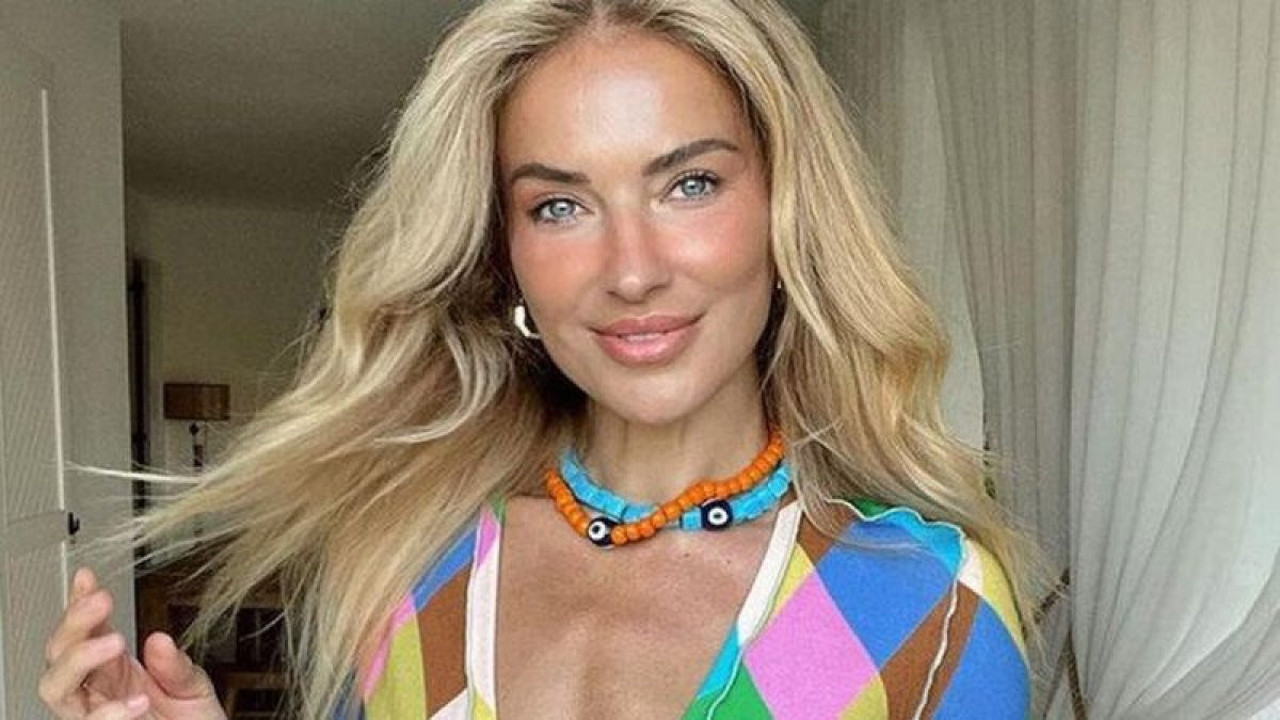 Burcu Esmersoy'dan bikinili 'uyandırma servisi'