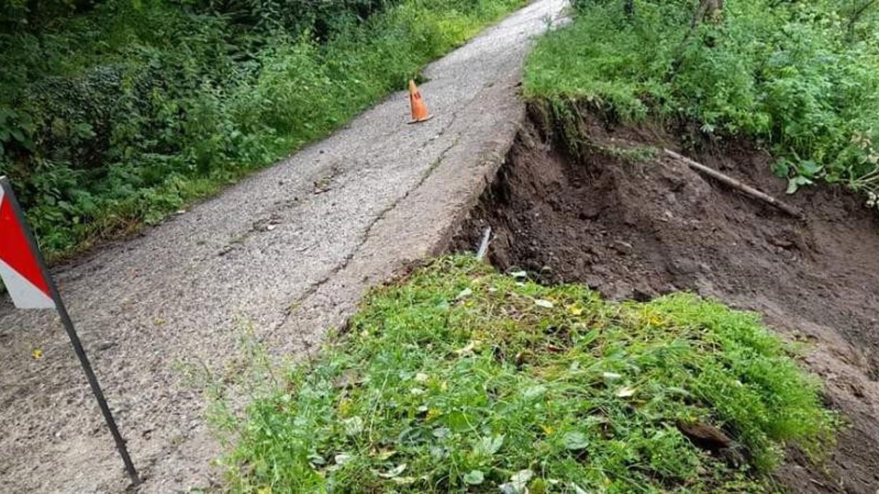 Sağanak yağış nedeniyle köy yolu çöktü