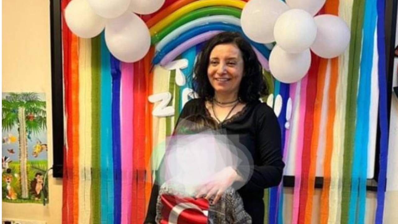 Öğrencisi ile gökkuşağı önünde fotoğraf çektiren öğretmen açığa alındı. Gökkuşağı gökyüzünde çıkınca gökyüzünü mü tutuklayacaksınız