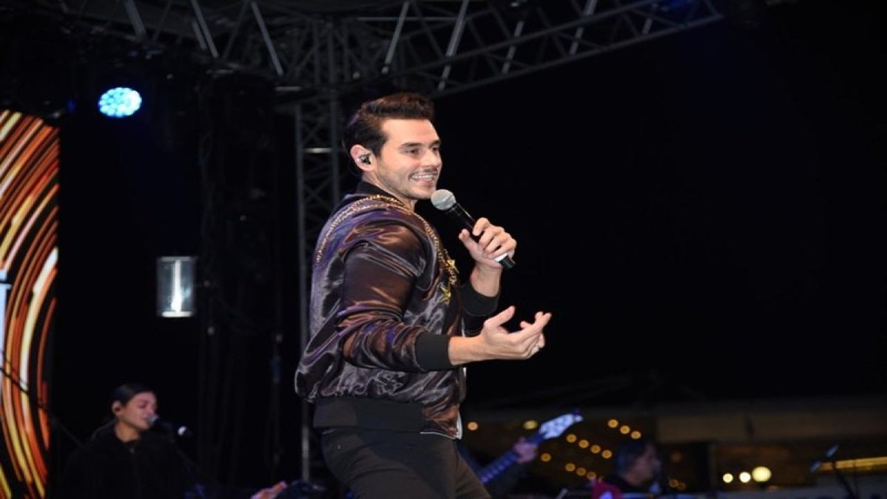 Ünlü şarkıcı orkestraya kadeh fırlattı