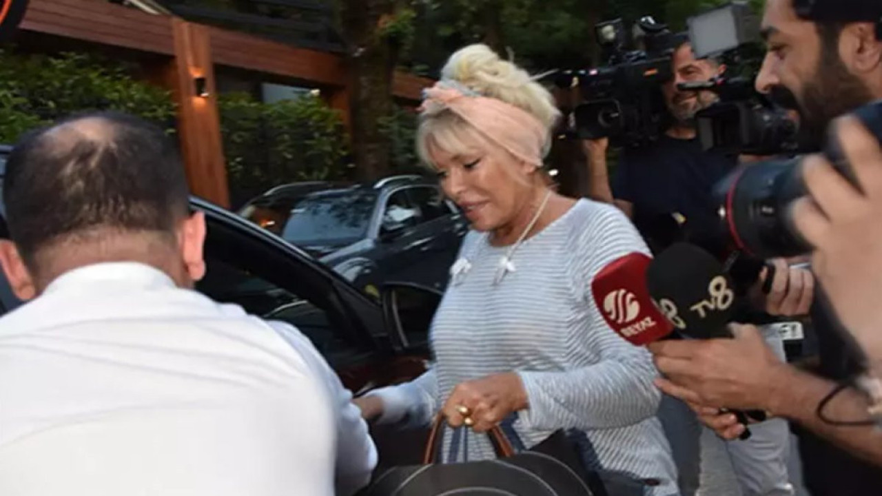 Ajda pekkan köpeğine lüks restorandan mama aldı. Sosyal medya çalkalandı