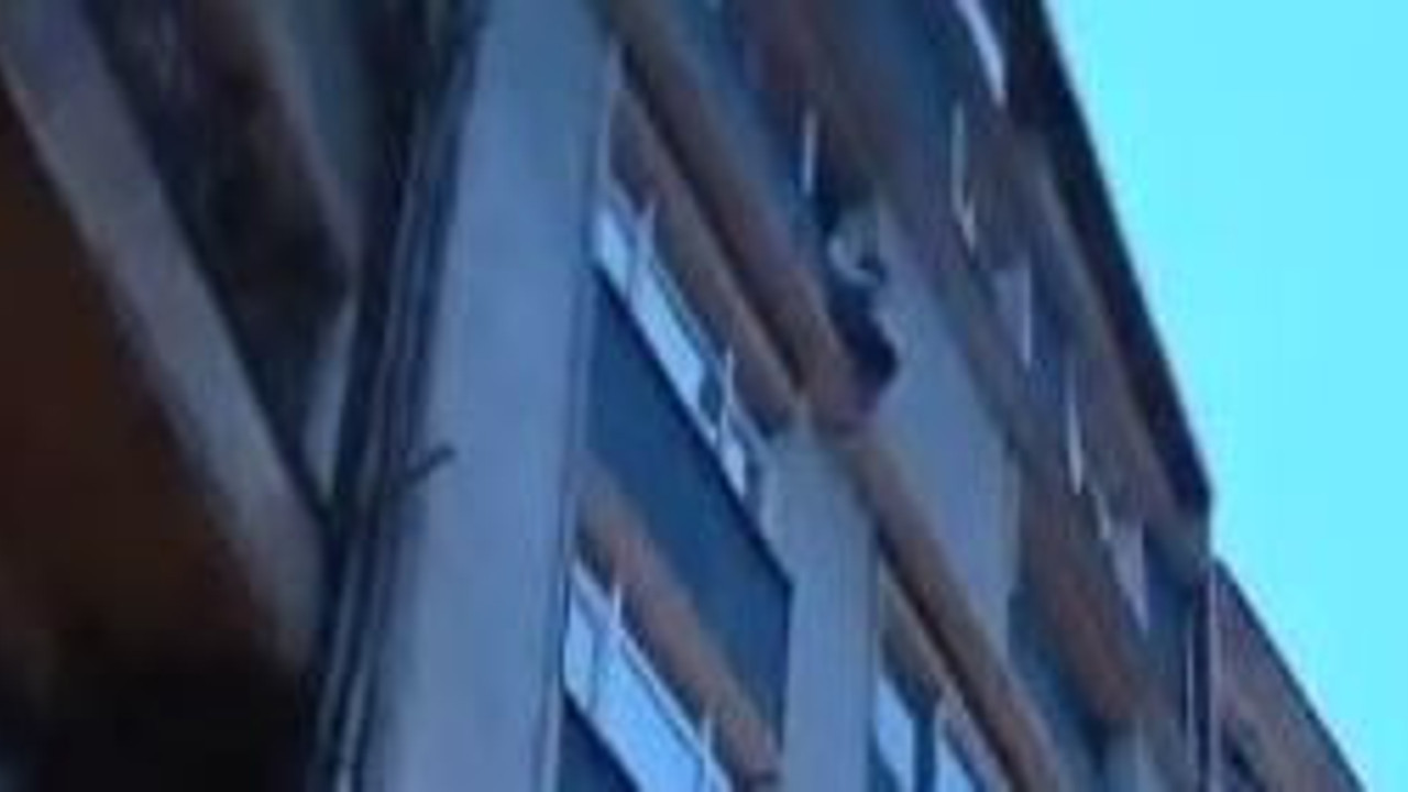 Çamaşır asan kadın balkonda asılı kaldı