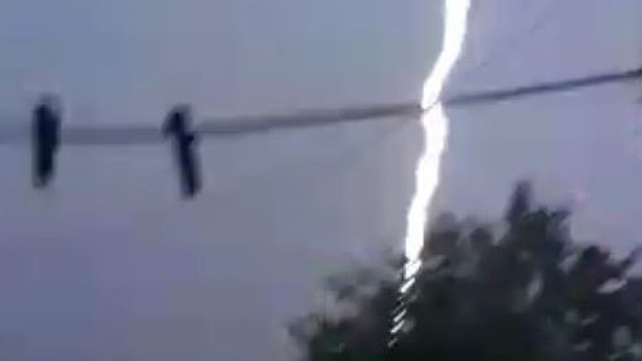 5 metre yanına yıldırım düştü. hayatının şokunu yaşadı