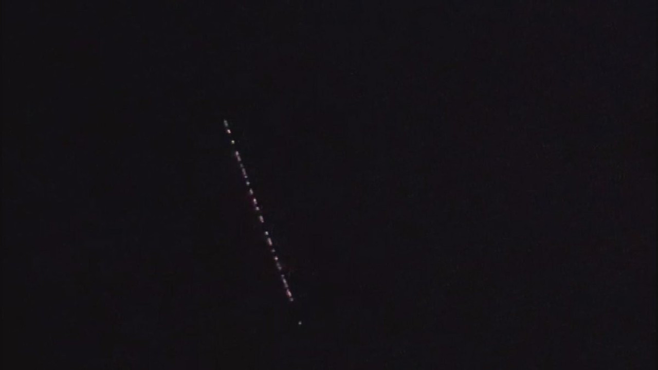 İzmir’de gökyüzünde görülen cisimler merak uyandırdı