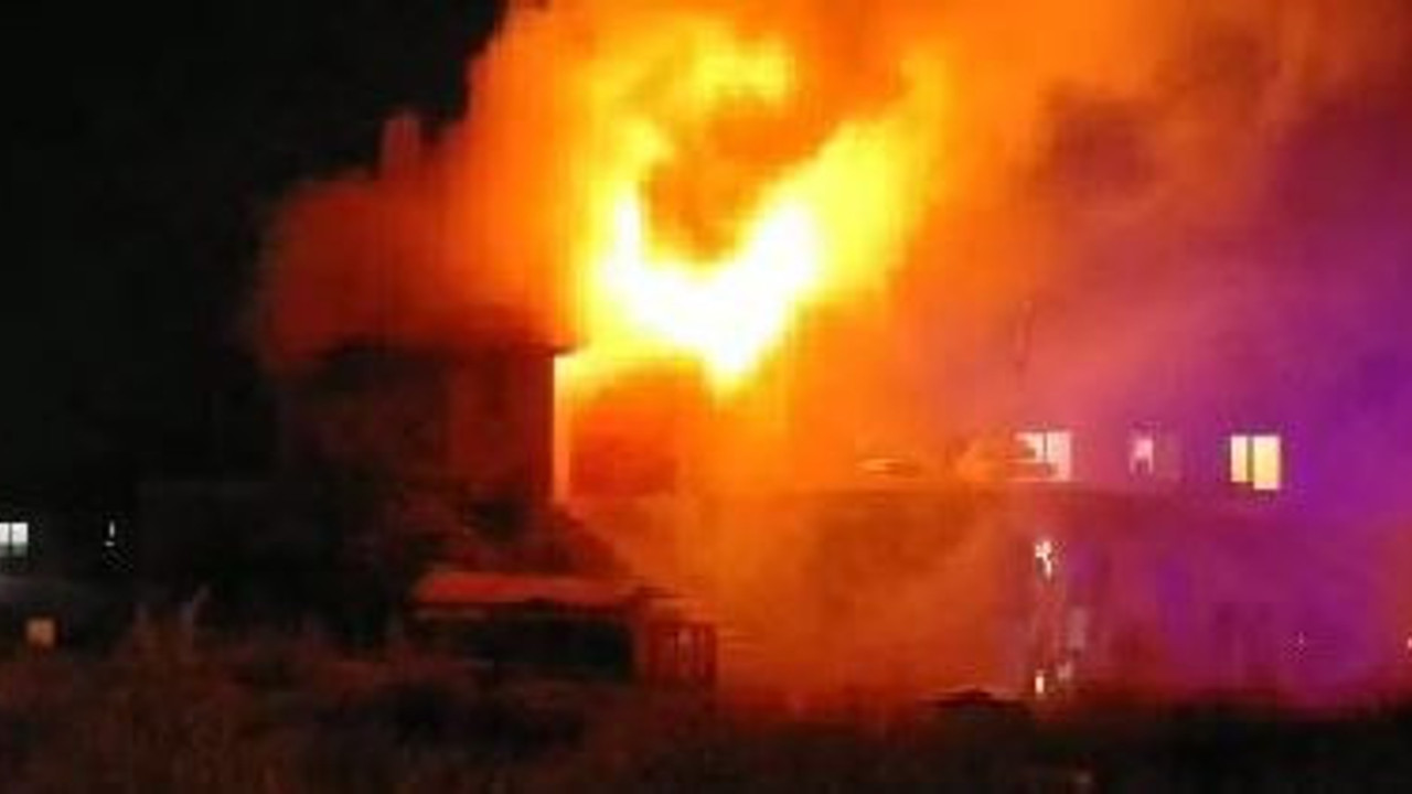 Babasını dövüp evi yaktı