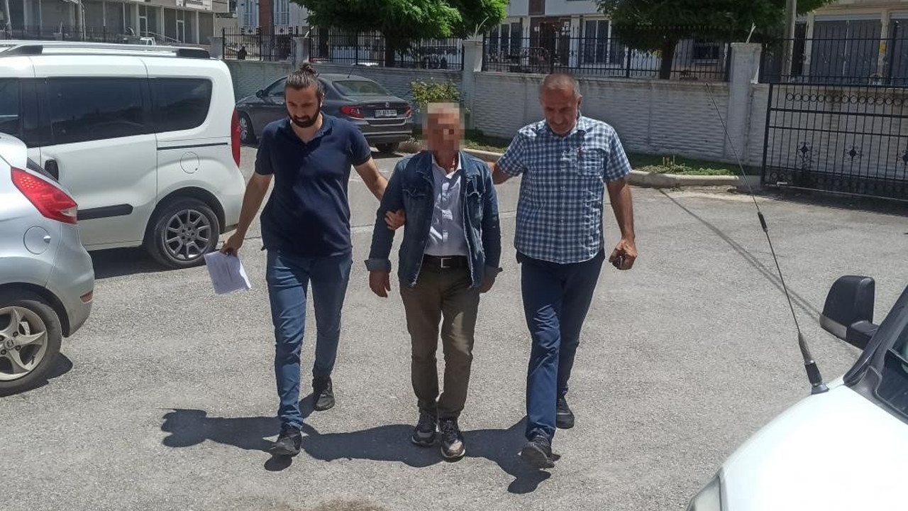 Balkondan sopayla çamaşırları çalıyordu. Yakalandı