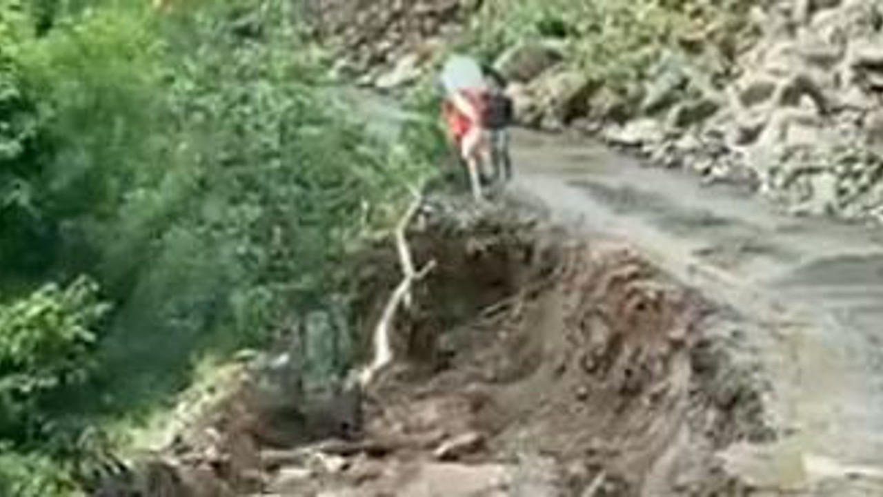 Giresun'da heyelan yol çökertti