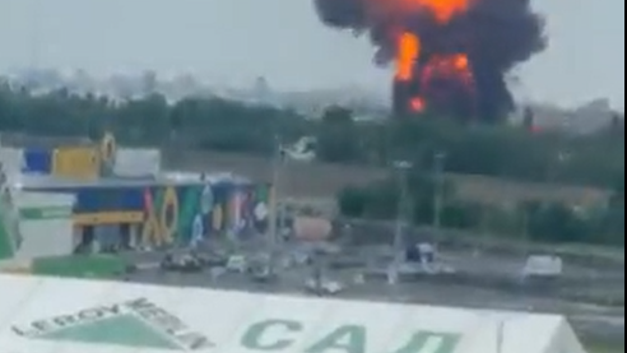 Wagner’in taarruz başlattığı kentten siyah dumanlar yükseliyor