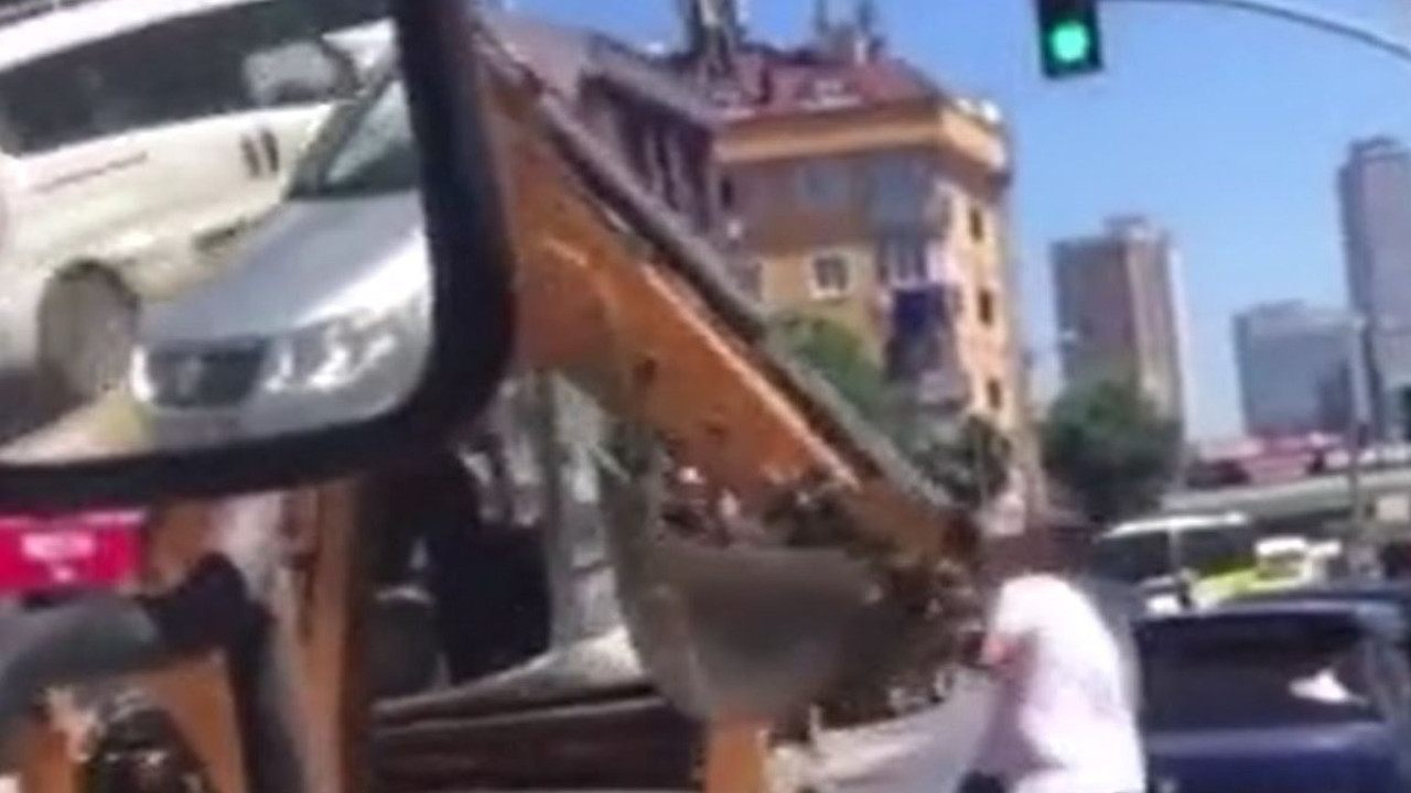 Ümraniye'de yok artık dedirten görüntü. Tartıştığı sürücüye kepçeyle vurmaya çalıştı
