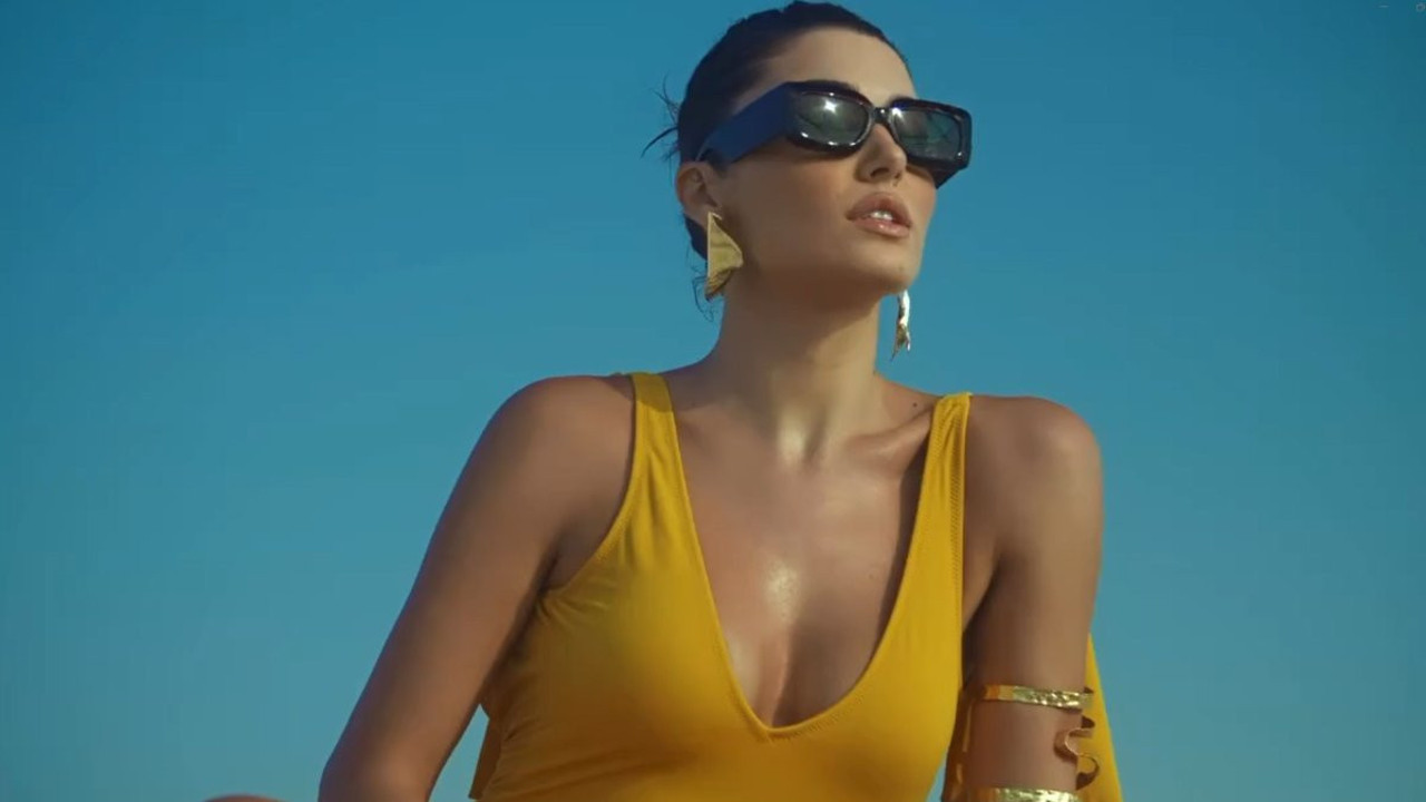 Oyuncu Hande Erçel'den sıcak bir yaz hilayesi