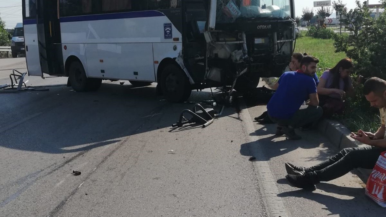 Servis otobüsü traktörle çarpıştı