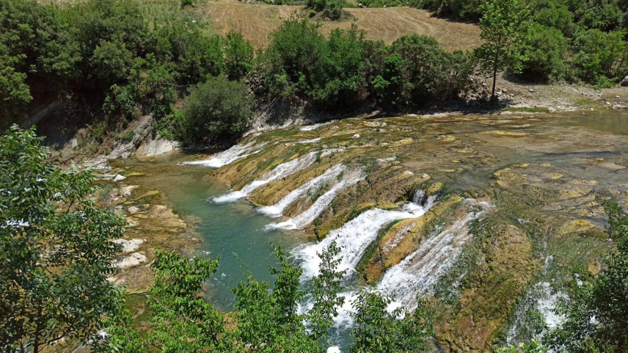 Serinlemek için gölete giren 2 genç boğuldu