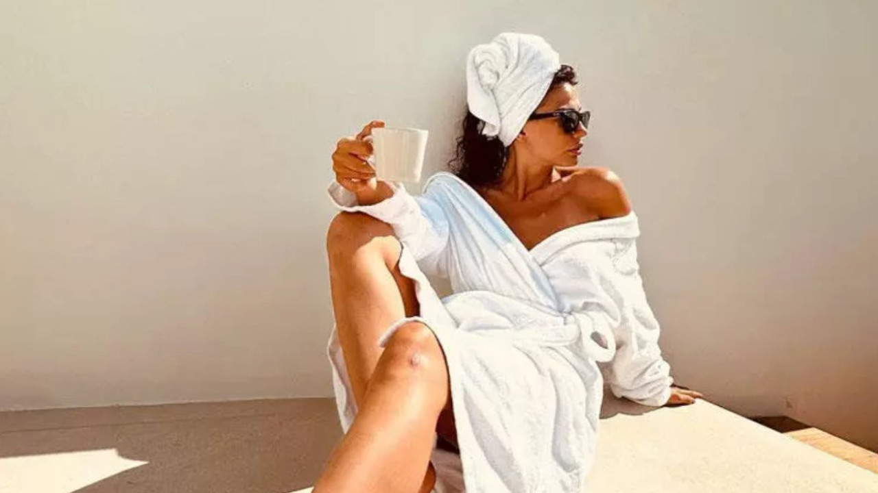 Demet Özdemir'in bornozlu pozları sosyal medyayı alevlendirdi