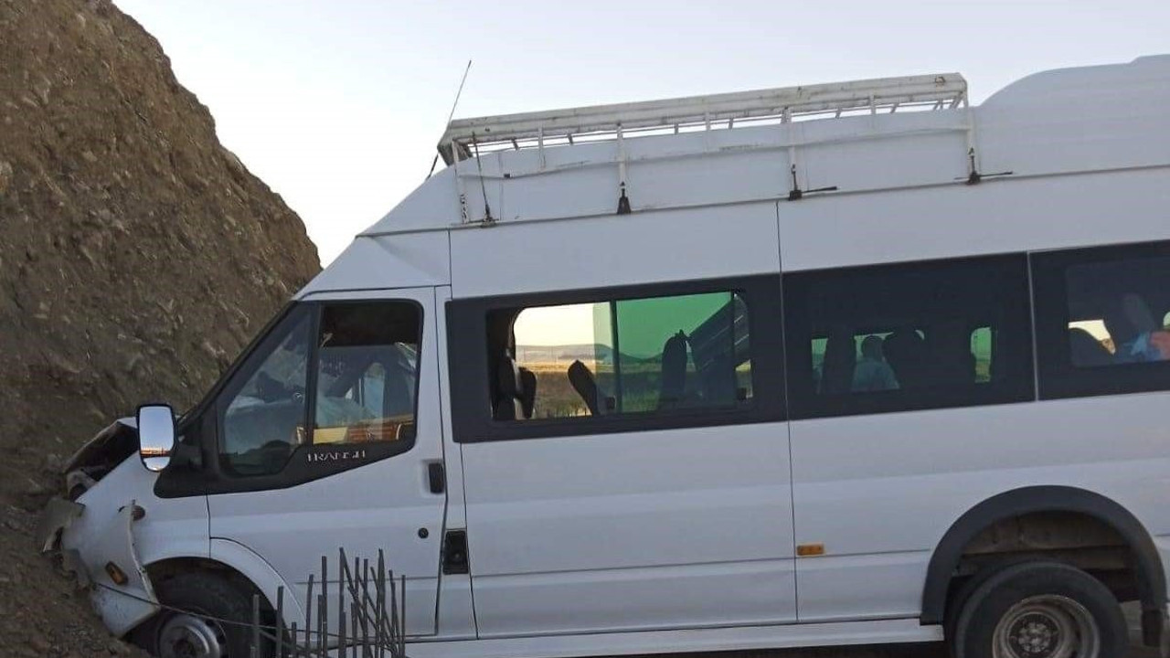 Yolcu minibüsü menfeze çarptı: Çok sayıda yaralı var