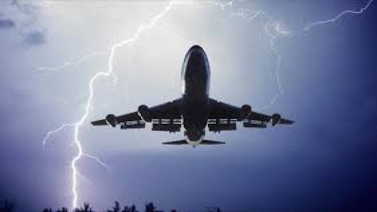 Şiddetli fırtına 2 binden fazla uçuşu erteletti