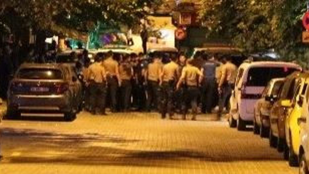 Karakolun önünde adam vurdu