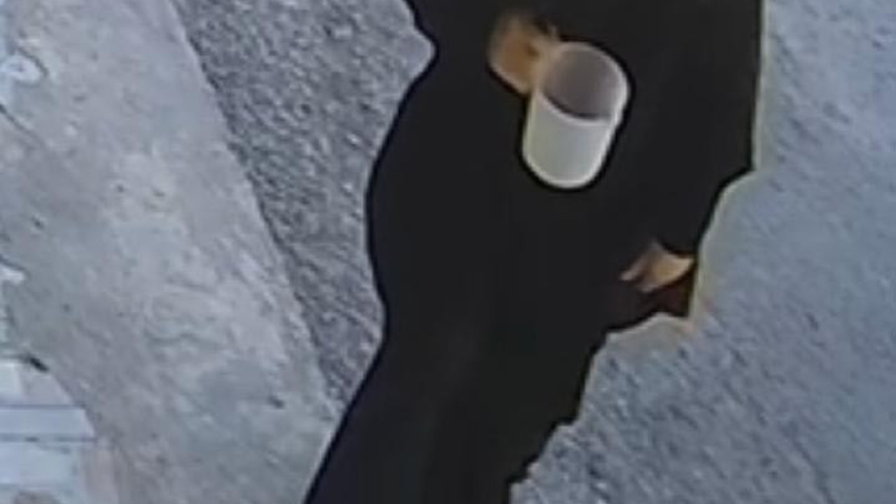 Çarşaf giyip geldi kezzapla saldırdı