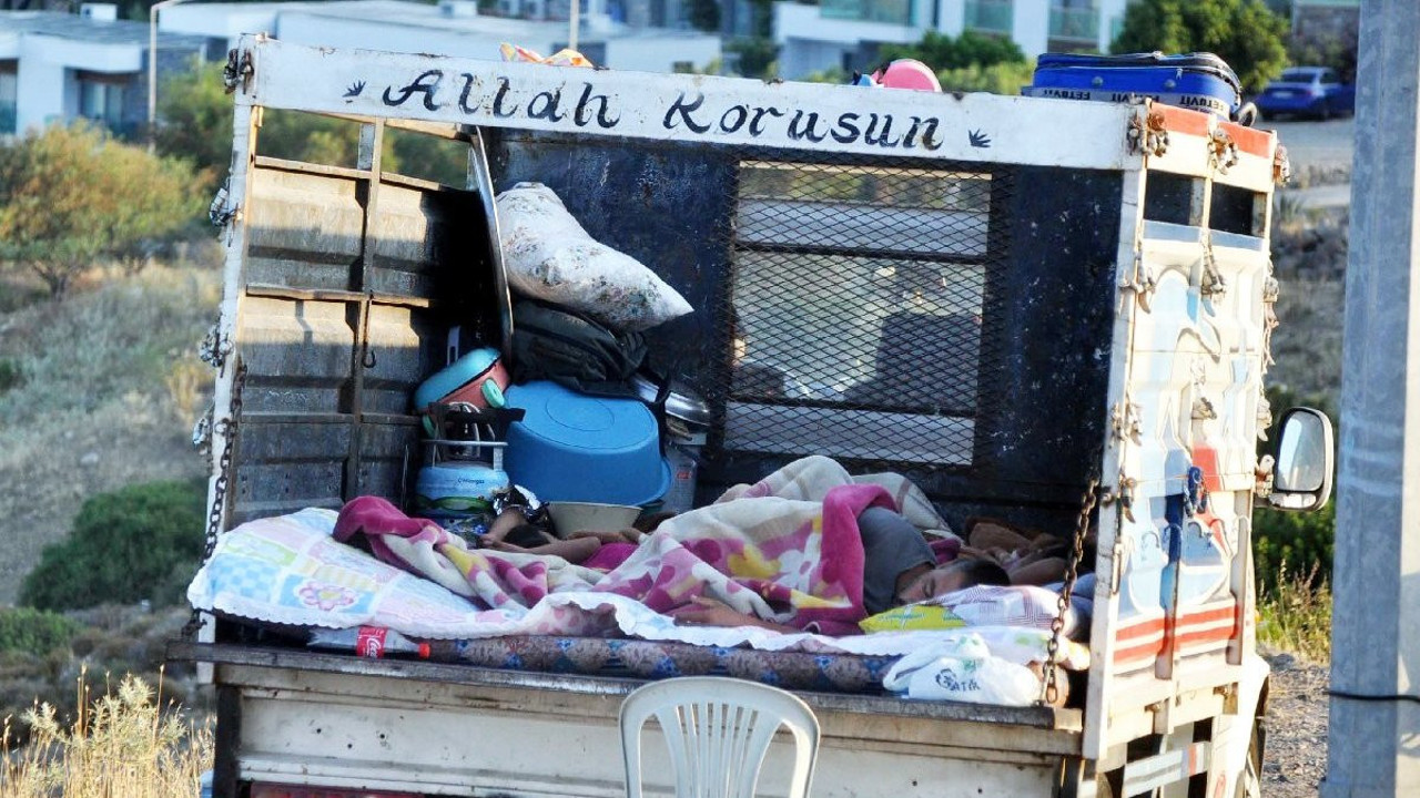 Ucuz yer bulma hayaliyle gittikleri tatilde rezil oldular. Pahalılıktan sokaklarda yattılar