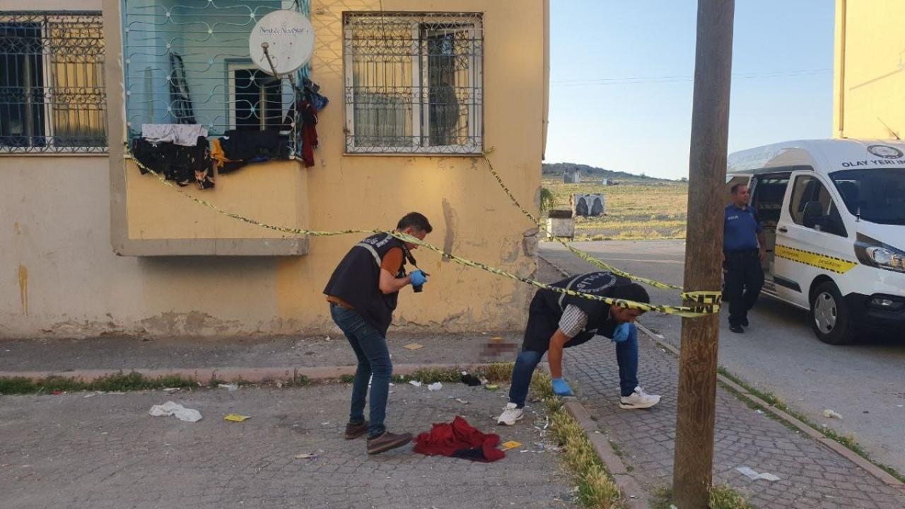 2'nci kattan düşen adam ağır yaralandı