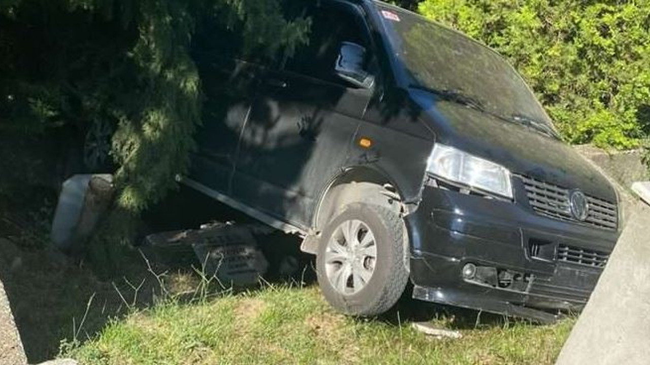 Araç mezarların üstüne uçtu