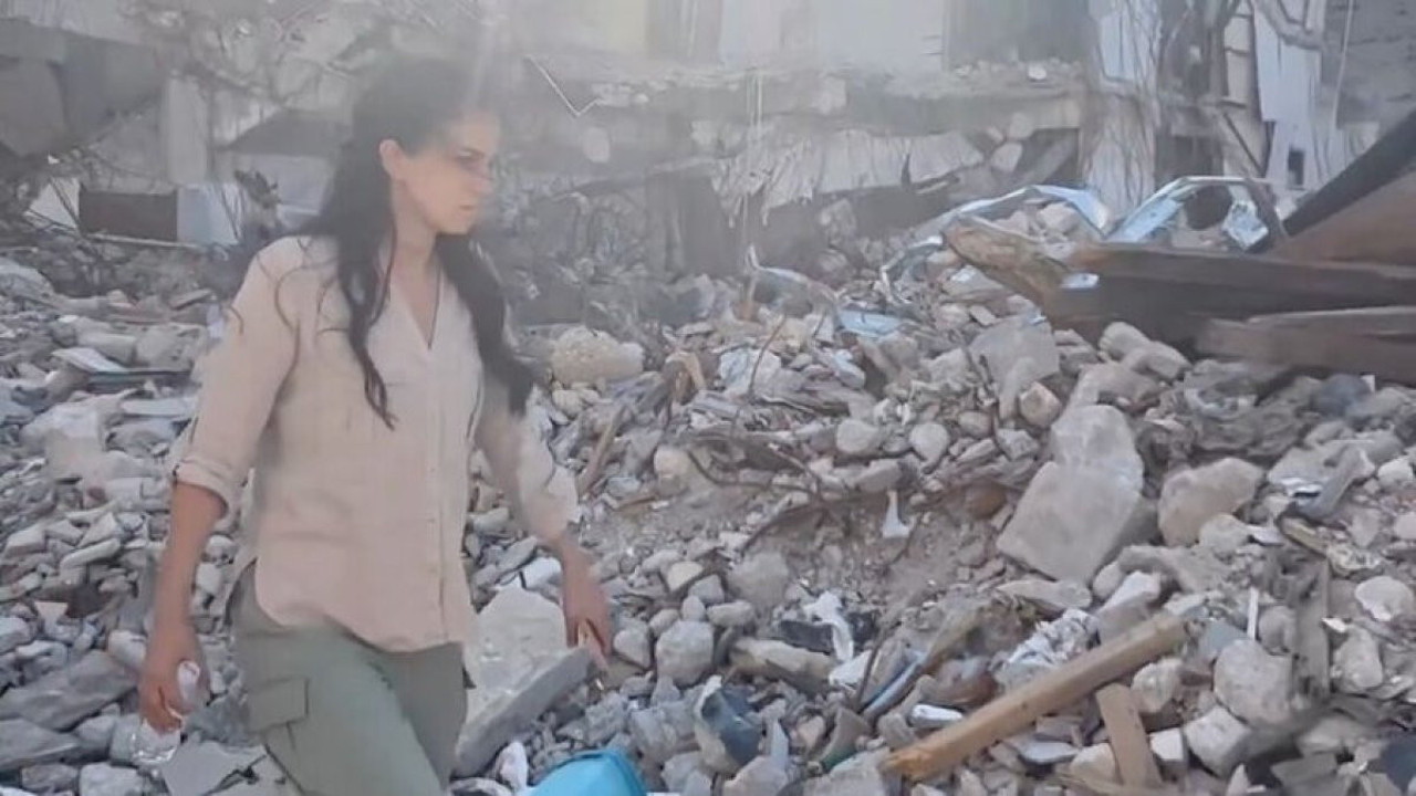 Depremde 17 akrabasını kaybetmişti! Karsu Hatay'a gitti