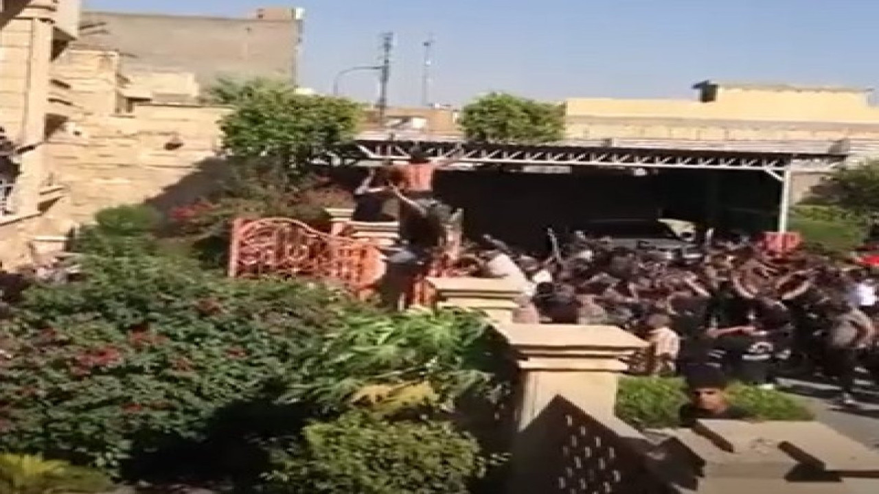 Kur'an yakma eylemine tepkiler artıyor. Irak'ta İsveç Büyükelçiliği'ne baskın