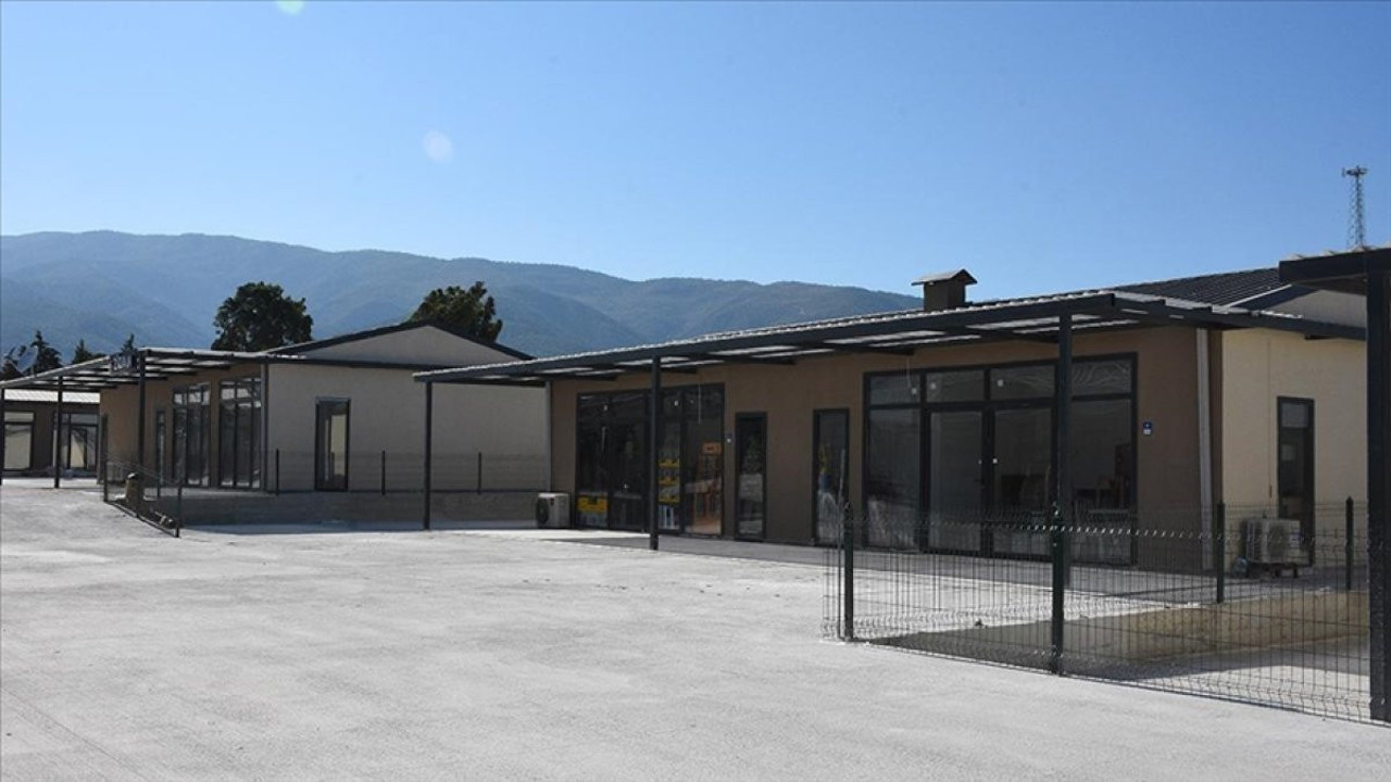 Hatay'da 2 bini aşkın depremzede esnafa geçici iş yerleri teslim edildi