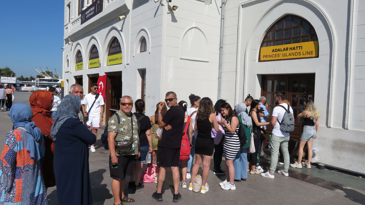 Kadıköy ve Kabataş iskelelerinde Adalar yoğunluğu