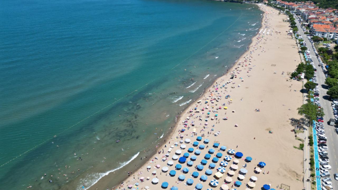 Tatil beldesi yoğunluk nedeniyle araç girişine kapatıldı