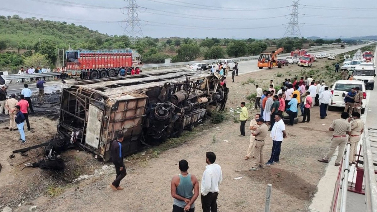 Hindistan’da devrilen otobüs alev aldı,25 kişi yanarak can verdi