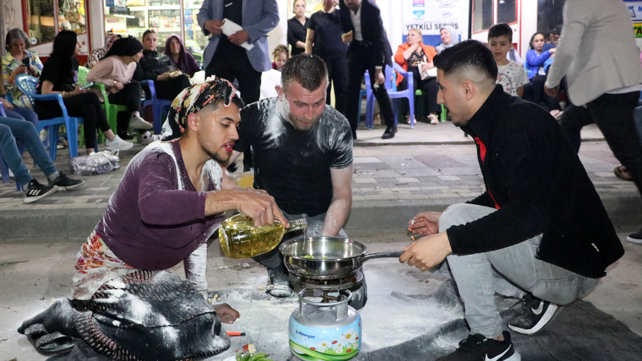 Düğün gecesi arkadaşları damada 'işkence' yaptı gelin izledi. 'Bu kadarı da olmaz' diyeceksiniz