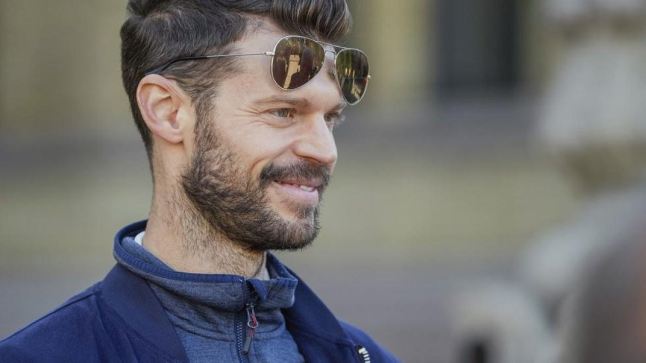 Komünist siyasetçi Björnar Moxnes gözlük çalmaktan gözaltına alındı. Yanlışlıkla aldığını iddia etti