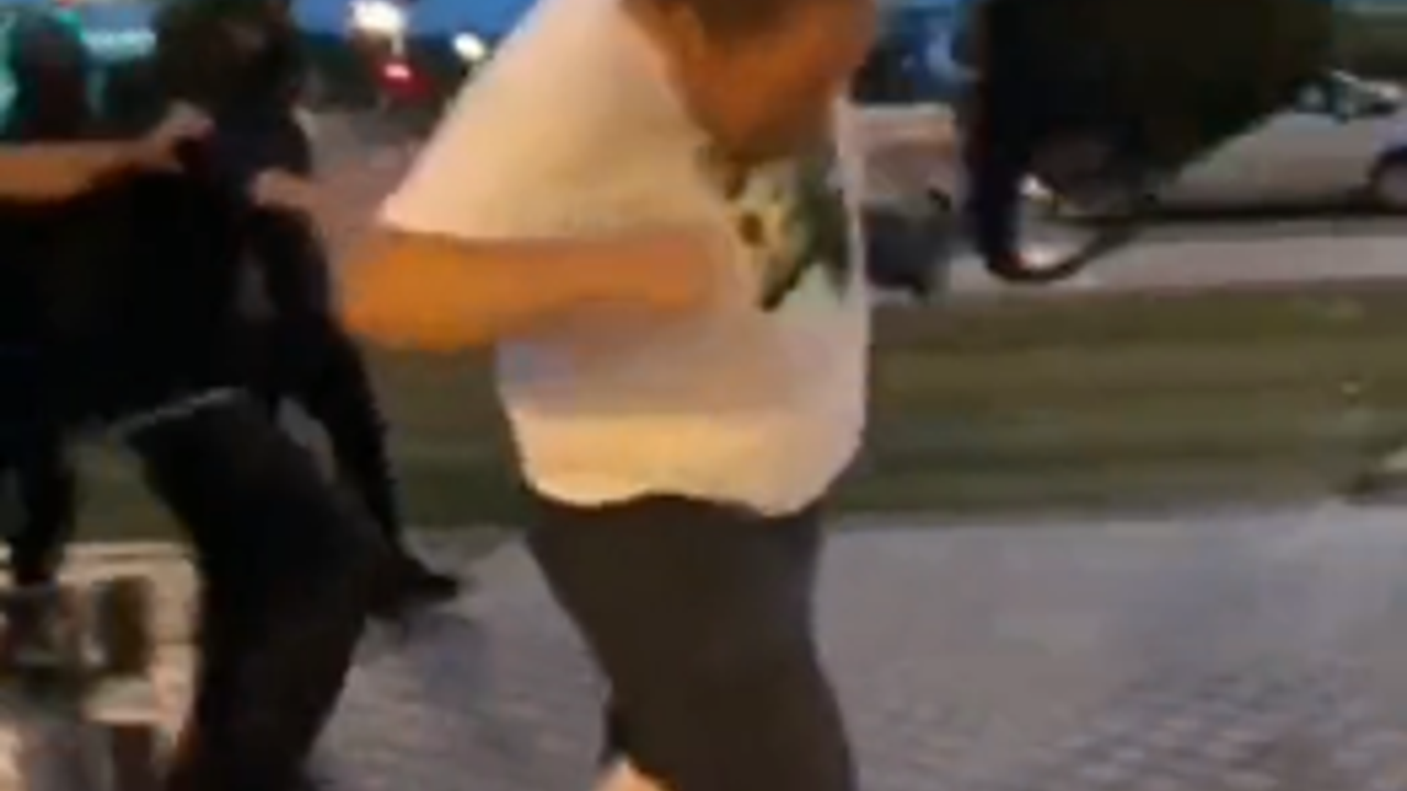 Fransa’da “Mülteciler gitmesin” diyen derneğin başkanı da ülkeyi karıştıran mültecilerden dayak yedi