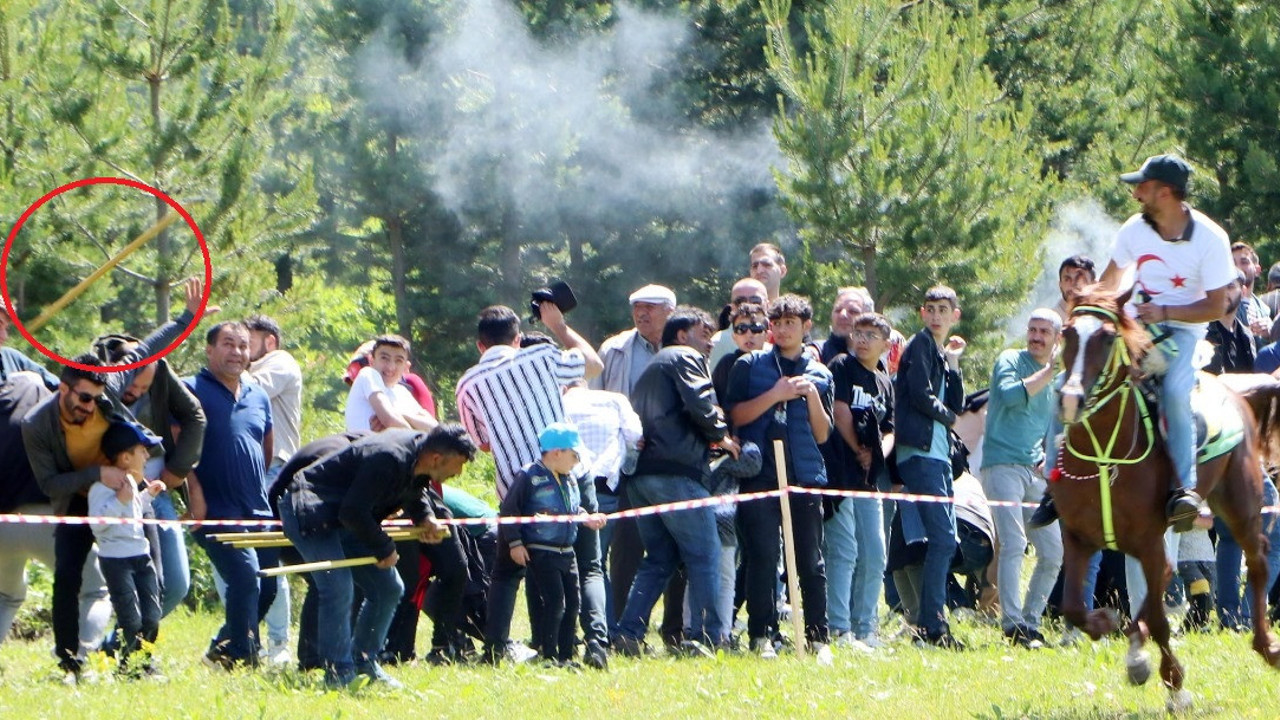Cirit gösterisinde başlarına sopa isabet eden izleyiciler yaralandı