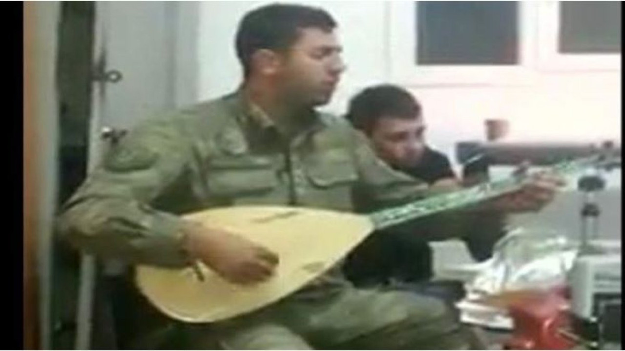 Edip Akbayram da söylüyor Herkes aşk şarkısı sanıyordu. Sen benden gittin gideli şarkısını babası için yazmış