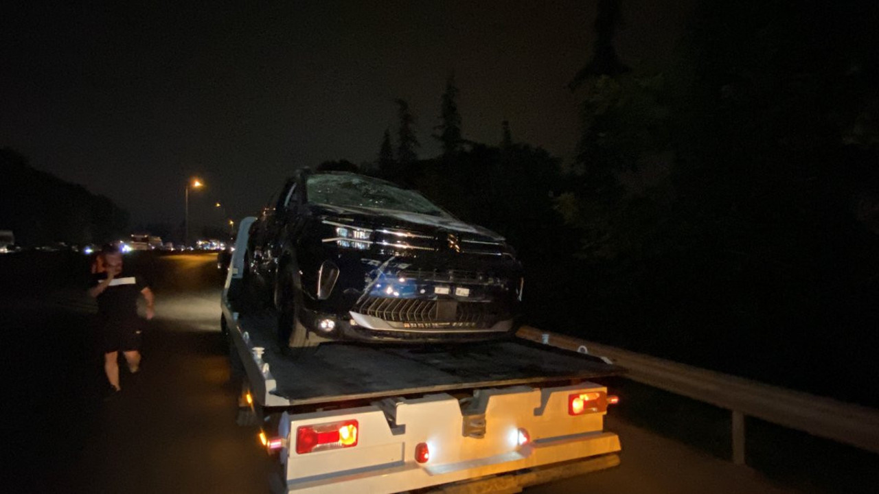 Çekicideki sıfır otomobil takla attı