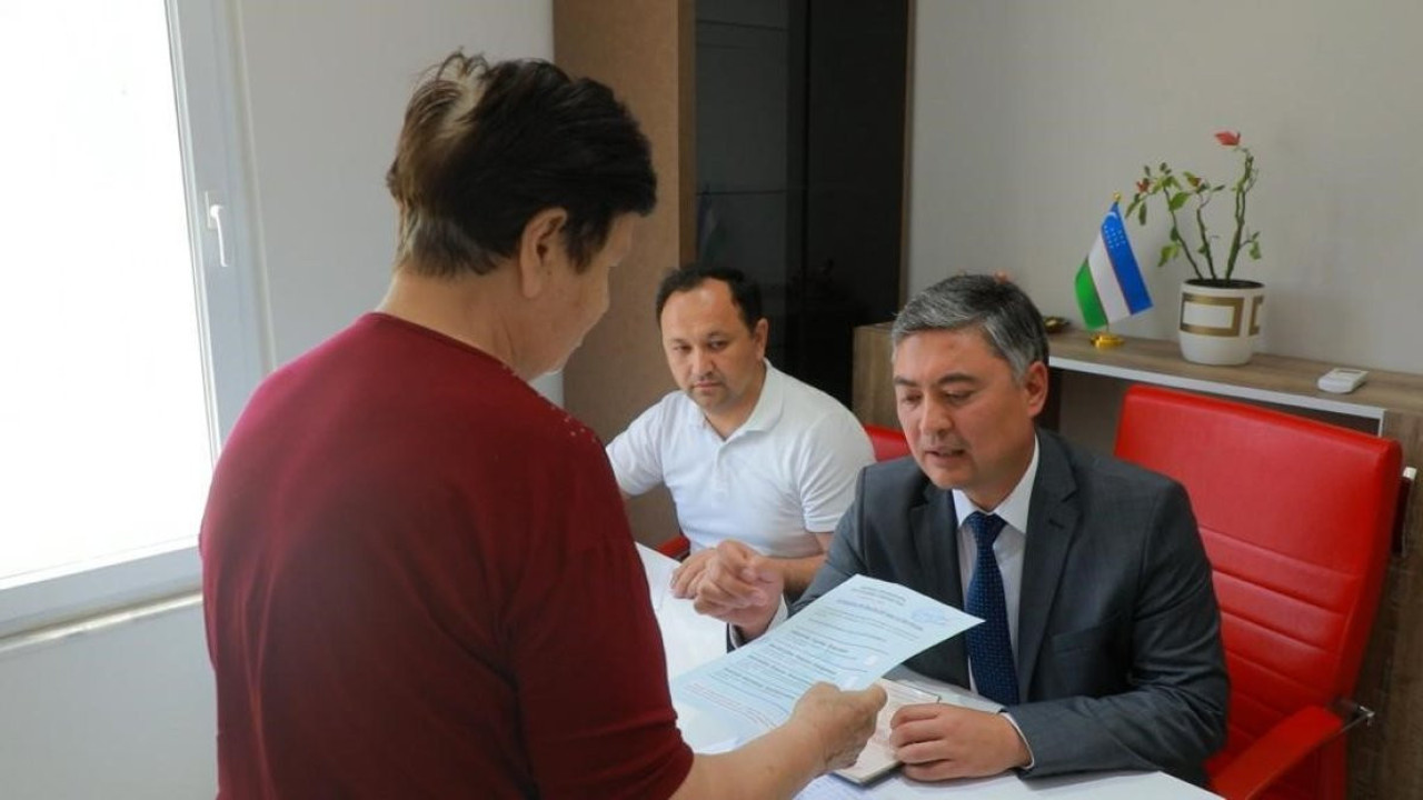 Özbek seçmenler erken seçim için sandığa gitti