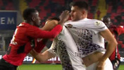 Süper Lig bunu da gördü: Sahada kavga varken gol!