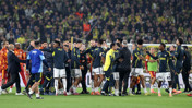 Fenerbahçe-Galatasaray derbisi başlamadan futbolcular arasında arbede