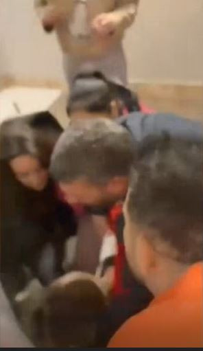 Komşu terörü kamerada: Ünlü şarkıcı Derya Uluğ ve müzisyen nişanlısı Asil Gök kabusu yaşamıştı! - Resim : 3