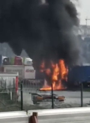 TIR dorsesi alev topuna döndü! İtfaiye seberber oldu - Resim : 4